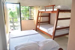 コベニャスにあるCabaña la Arenosaの窓付きの客室で、二段ベッド2台が備わります。