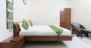 Säng eller sängar i ett rum på Hotel Shanta Inn Banquet Hall Top Family Hotels Business Hotels Best Couple Friendly Hotel in Lucknow