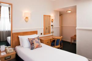 Postel nebo postele na pokoji v ubytování Berjaya Eden Park London Hotel