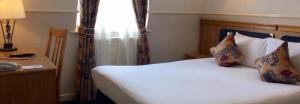 Postel nebo postele na pokoji v ubytování Berjaya Eden Park London Hotel