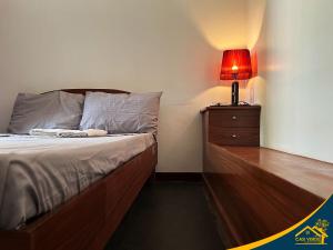 - une chambre avec un lit doté d'une lampe et d'une commode dans l'établissement Casi Verde Guest House, à Panglao