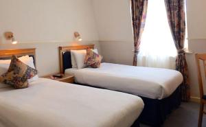 Postel nebo postele na pokoji v ubytování Berjaya Eden Park London Hotel