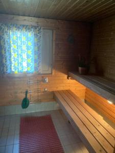 eine Sauna mit einer Bank und einem Fenster in der Unterkunft Kodikas Mökki in Ähtäri