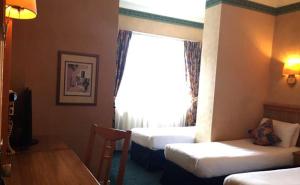 Postel nebo postele na pokoji v ubytování Berjaya Eden Park London Hotel