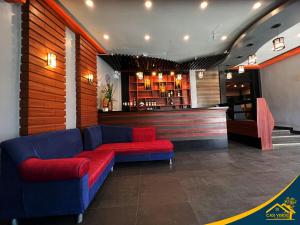 - un hall avec un canapé bleu et un bar dans l'établissement Casi Verde Guest House, à Panglao