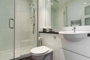 e bagno con servizi igienici, lavandino e doccia. di Berjaya Eden Park London Hotel a Londra