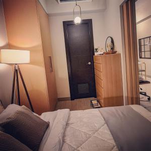 Postel nebo postele na pokoji v ubytování Luxe Bonifacio Global City Taguig Uptown Condo Hotel 1 BR Suite + 56 fotografií