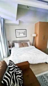Postel nebo postele na pokoji v ubytování Luxe Bonifacio Global City Taguig Uptown Condo Hotel 1 BR Suite