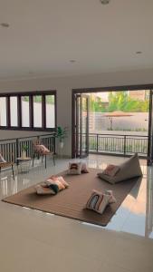 Habitación con una alfombra grande con almohadas. en Namdur Villa Sariwangi - Tropical Villa in Bandung With Private Pool en Bandung