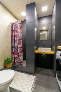 uma casa de banho com um lavatório e um WC em Apartments24 Laada 4 em Rakvere