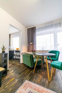een woonkamer met een groene bank en een tafel bij Apartments24 Laada 4 in Rakvere