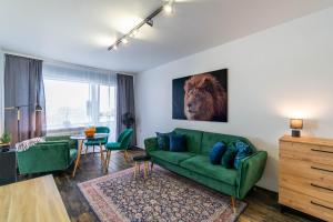 uma sala de estar com um sofá verde e uma mesa em Apartments24 Laada 4 em Rakvere