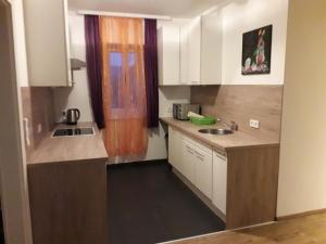 a small kitchen with white cabinets and a sink at Apartment Top2,Steyr bei BMW BESTROOMS eU in Steyr