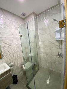 ein Bad mit einer Dusche, einem WC und einem Waschbecken in der Unterkunft Appartement Familiale Al-Hoceima , Chic & cosy in Al Hoceïma