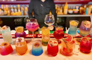 un groupe de verres colorés différents sur une table dans l'établissement 朵兒dor韓國汗蒸幕 동대문점 商務旅店, à Taipei