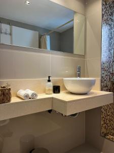 W łazience znajduje się umywalka i lustro. w obiekcie Dumont Urban Studio w BuenosAires