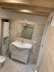 een badkamer met een wastafel en een spiegel bij Casa Dondini in Bologna