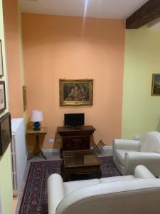 sala de estar con sofá y mesa en Casa Dondini en Bolonia
