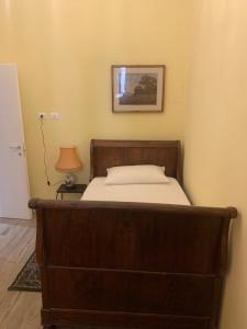 sypialnia z łóżkiem i zdjęciem na ścianie w obiekcie Casa Dondini w Bolonii