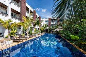une piscine au milieu d'un immeuble dans l'établissement 1Br Poolside Apartment, Long Beach, Lanta Sport Resort 105, à Ko Lanta