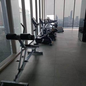 Fitness centrum a/nebo fitness zařízení v ubytování Sathon Luxury High-rise Apartment City View KingPower ,IconSiam ,BNH,Silom