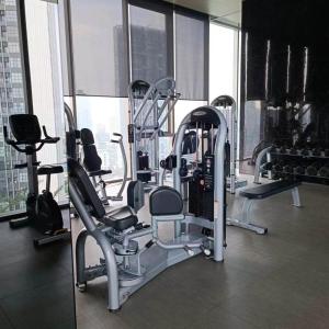 Fitness centrum a/nebo fitness zařízení v ubytování Sathon Luxury High-rise Apartment City View KingPower ,IconSiam ,BNH,Silom