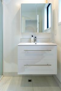 Et badeværelse på 1 Bedroom Central City Escape + 17 billeder