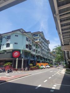 eine Stadtstraße mit einem Gebäude an der Straßenseite in der Unterkunft Celyn City Hotel in Kota Kinabalu