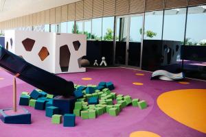 فندق دبليو دبي, النخلة في دبي: منطقة لعب للأطفال مع زحليقة وملعب