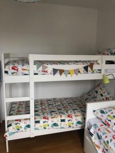 Posteľ alebo postele v izbe v ubytovaní La Maison Familiale Ladou