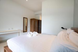 En eller flere senge i et værelse på 1Br Poolside Apartment, Long Beach, Lanta Sport Resort 104 + 8 billeder