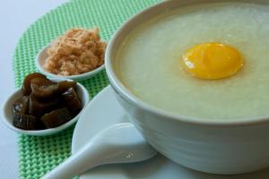 マニラにあるThe Charter Houseの皿に卵を入れた一杯のスープ