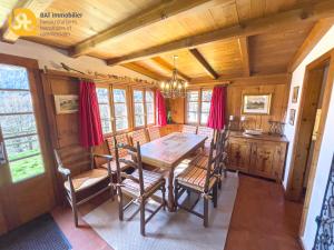 ein Esszimmer mit einem Holztisch und Stühlen in der Unterkunft Chalet Vercoquin in Vercorin