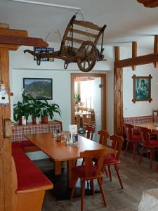 Restauracja lub miejsce do jedzenia w obiekcie Gasthof Roitner