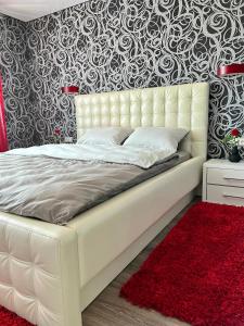 - une chambre avec un lit blanc et un tapis rouge dans l'établissement Relax. Просторі та затишні апартаменти, à Ternopil