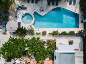 an overhead view of a swimming pool at a resort at Hôtel La Villa Cannes in Cannes