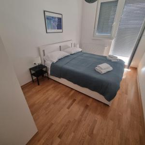 um quarto com uma cama grande e piso em madeira em The lounge 52 em Zagreb