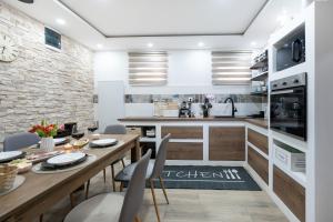 une cuisine et une salle à manger avec une table et des chaises dans l'établissement Cozy House In Nature With Hot Tub - Happy Rentals, à Kelemen 35 autres photos