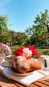 une table avec un pain et des fleurs sur elle dans l'établissement #StarsBoxtragliulivi, à Molfetta
