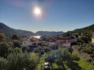 a view of a village with the sun in the sky at Casa con vista lago, Civitella Alfedena in Civitella Alfedena