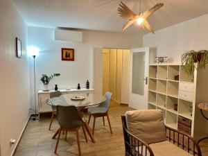 a kitchen and dining room with a table and chairs at Appartement climatisé entre plage et port de Saint Mandrier in Saint-Mandrier-sur-Mer