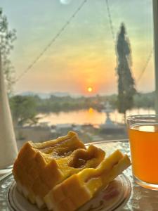 a plate with a piece of pie and a glass of beer at Tara Kan Resort in Ban Nong Hin