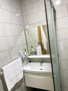 ein Badezimmer mit einem Waschbecken, einem WC und einem Spiegel in der Unterkunft Apartment Familiale Al-Hoceima, Vue sur mer 