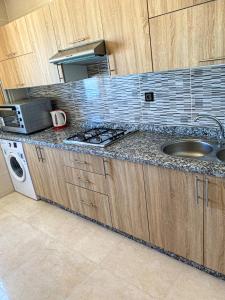uma cozinha com um lavatório e uma bancada em Apartment Familiale Al-Hoceima, Vue sur mer 