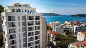 una vista de un edificio con el océano en el fondo en Aura Tower aparments by In Property, en Rafailovici