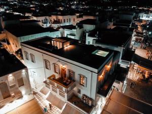 una vista aérea de una casa por la noche en One Manto Square, en Mykonos ciudad
