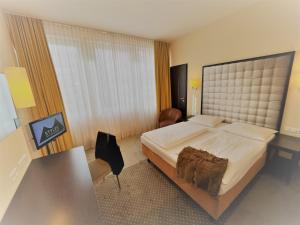 Un pat sau paturi într-o cameră la Styles Hotel München Messe