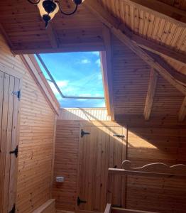 pusta drewniana sauna z dużym oknem w obiekcie Porta7 Hotel w Gjirokastrze