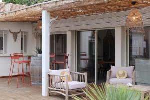 Posezení v ubytování La Maison du Bonheur 195 m2 - Piscine - Jacuzzi - Proche Plage