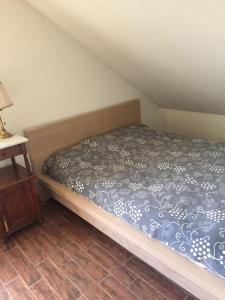 a small bedroom with a bed and a night stand at Kołatek Mazury Apartament z widokiem in Olsztynek